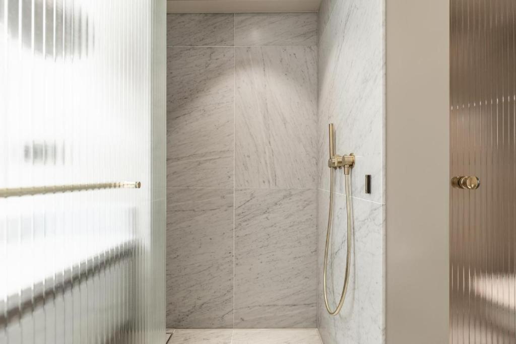 Hotel 717 Amszterdam Kültér fotó A shower