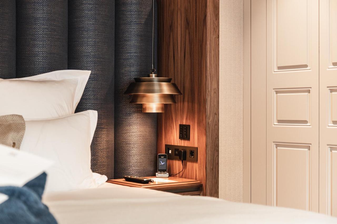 Hotel 717 Amszterdam Kültér fotó A bedside table with a built-in USB charger