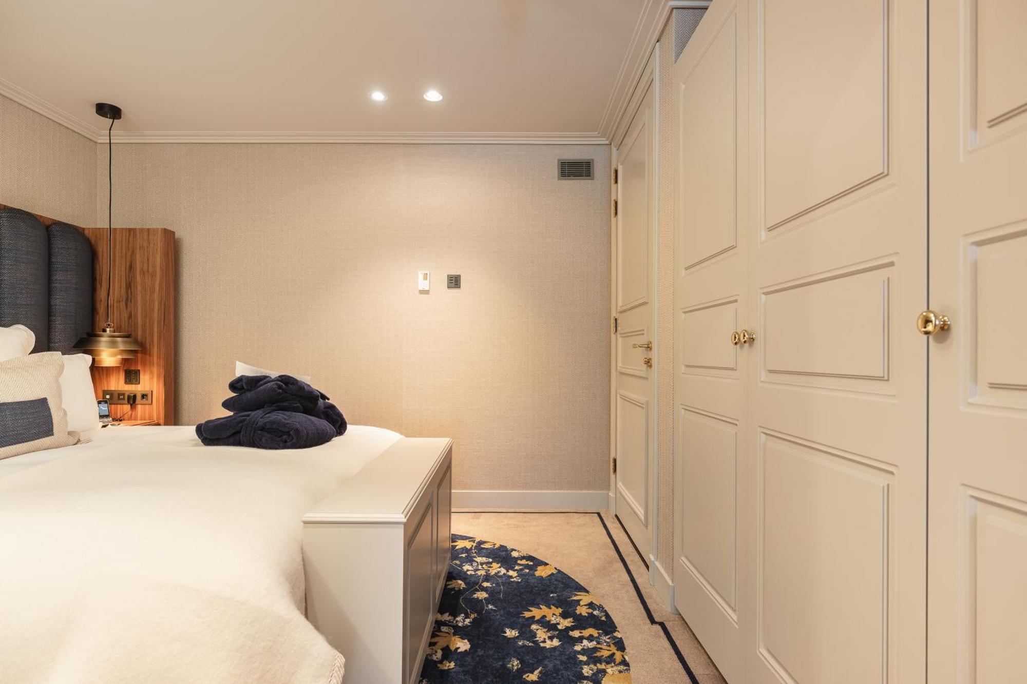 Hotel 717 Amszterdam Kültér fotó A bedroom with a built-in wardrobe